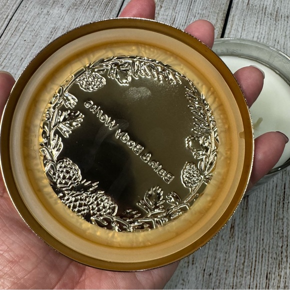 NWT Bath & Body Works Marshmallow Fireside Candle 3 Wick BBW - Picture 4 of 6